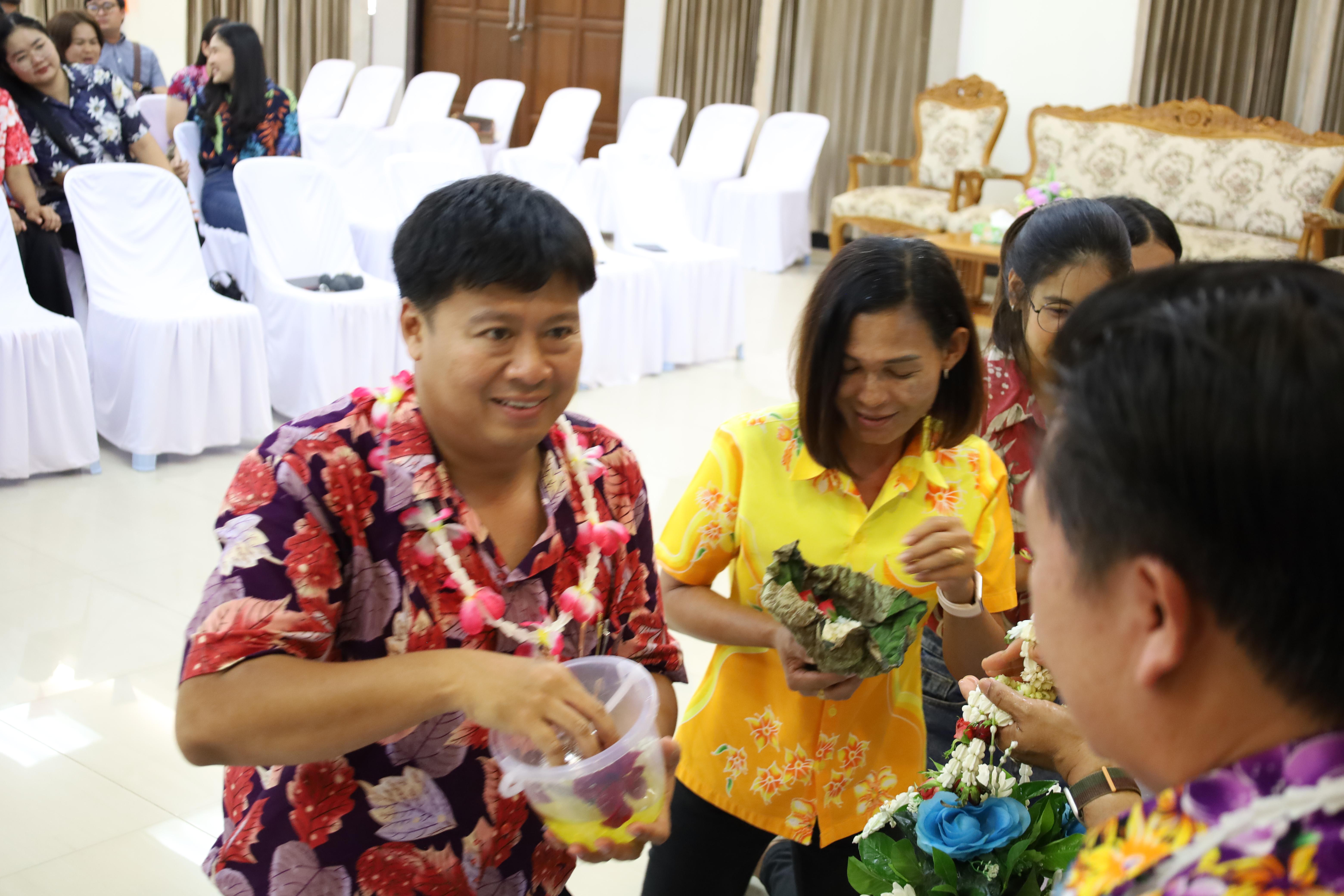 114. วันที่ 26 เมษายน 2568 สาขาการบริหารการศึกษา ได้จัดกิจกรรมรดน้ำดำหัวคณาจารย์ระดับบัณฑิตศึกษา ประจำสาขาการบริหารการศึกษา ณ ห้องประชุมครุร่มสัก 1 ชั้น 3 อาคารคณะครุศาสตร์